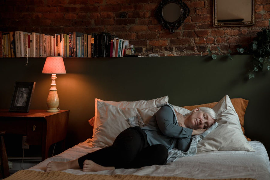 Ältere Frau schläft entspannt in einem warmen, gemütlichen Schlafzimmer